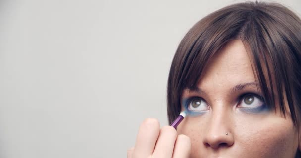 Make-up Artist bei der Arbeit.Augen Make-up. Visagistin schminkt Models die Augen. — Stockvideo