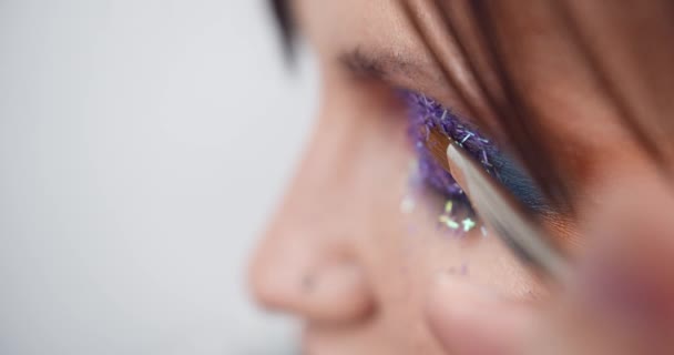 Glitter worden toegepast op het ooglid dames, avond make-up, ogen make-up, make-up kunstenaars werk maken, close-up van make-up — Stockvideo