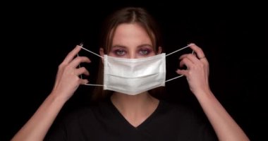 Kadın Tıbbi Maske Portresi Takıyor