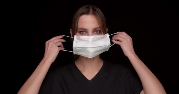 Жінка ставить на медичну маску портрет — стокове відео