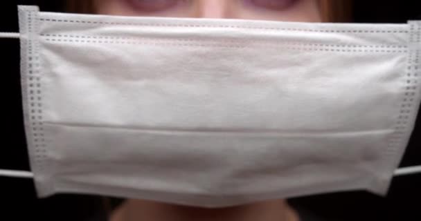 Γυναίκα βάζει στην ιατρική μάσκα Πορτρέτο — Αρχείο Βίντεο