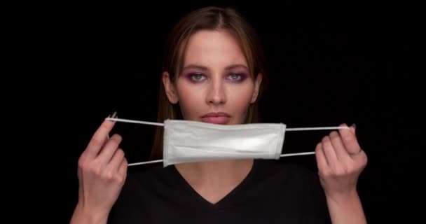 Drôle femme pas correctement met sur masque médical — Video