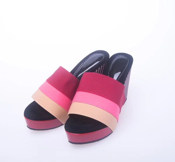 Обувь. красные и модные женские туфли на фоне . — стоковое фото