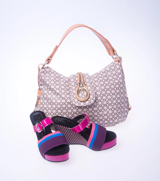 Bolsa. bolso de las mujeres y zapato de moda en un fondo . — Foto de Stock