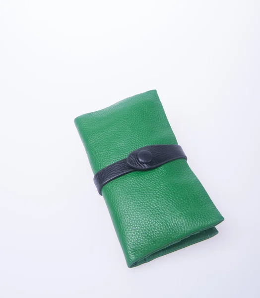 Portafoglio o borsa donna (colore verde) su sfondo . — Foto Stock