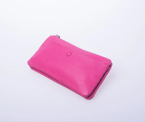 Бумажник или кошелек женщины (розовый цвет) на заднем плане . — стоковое фото