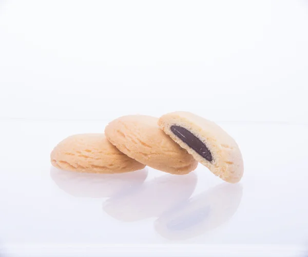 Galletas o galletas de mantequilla chocolate blanco sobre fondo . —  Fotos de Stock