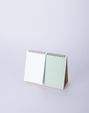 Takvim veya arka planda boş masa takvimi.