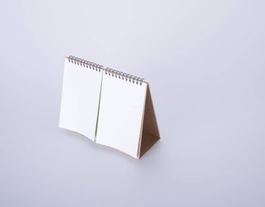 Takvim veya arka planda boş masa takvimi.