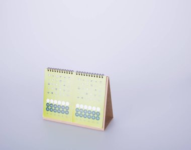 Takvim veya etiket üzerinde arka plan ile masa takvimi.