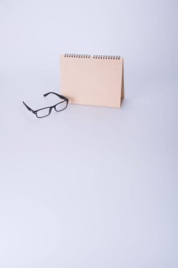 Takvim ya da takvim arka plan ile gözlük.