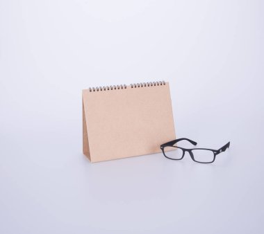 Takvim ya da takvim arka plan ile gözlük.