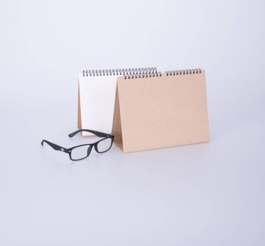 Takvim ya da takvim arka plan ile gözlük.