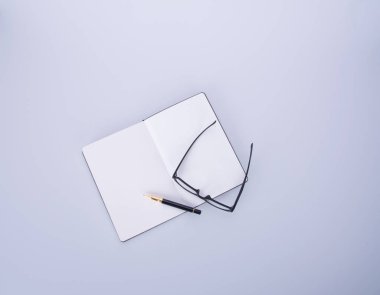 defter ile gözlük ve kalem blackground üzerinde.