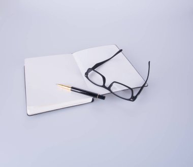 defter ile gözlük ve kalem blackground üzerinde.