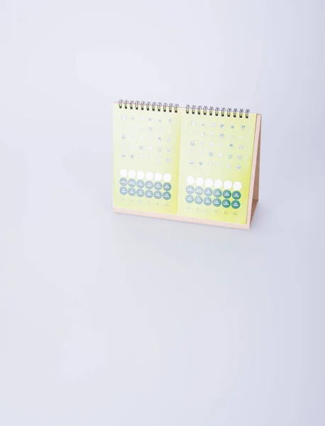 Calendario o calendario de escritorio con pegatina en el fondo . — Foto de Stock