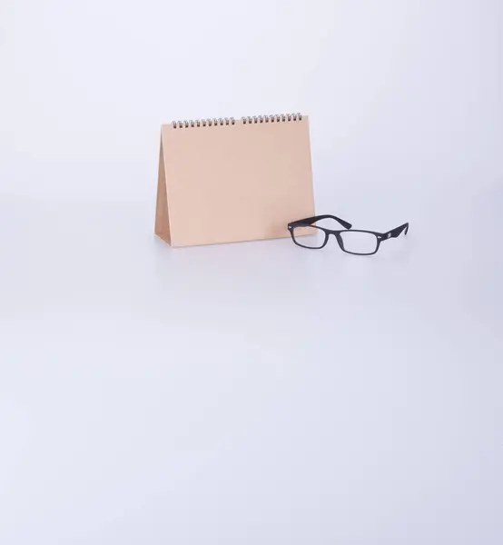 Calendrier ou lunettes sur le calendrier avec fond . — Photo