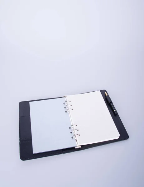 Dagboek of open leder notebook op de achtergrond. — Stockfoto