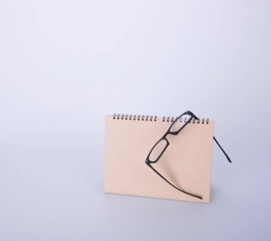 Takvim ya da takvim arka plan ile gözlük.