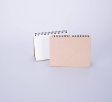 Takvim veya arka planda boş masa takvimi.