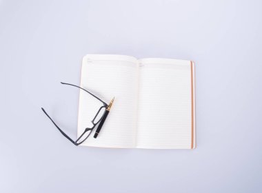defter ile gözlük ve kalem blackground üzerinde.