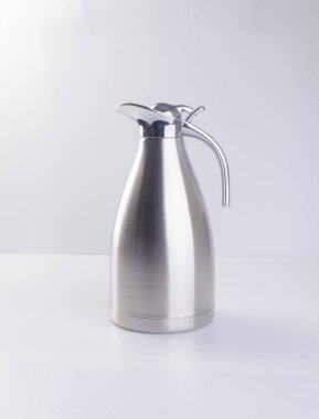 Termo veya termo flask paslanmaz stee arka plan üzerinde gelen.