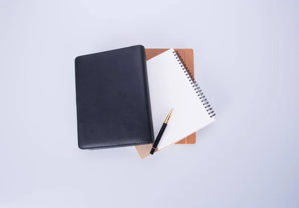 Dagbok eller anteckningsbok med penna på bakgrunden. — Stockfoto