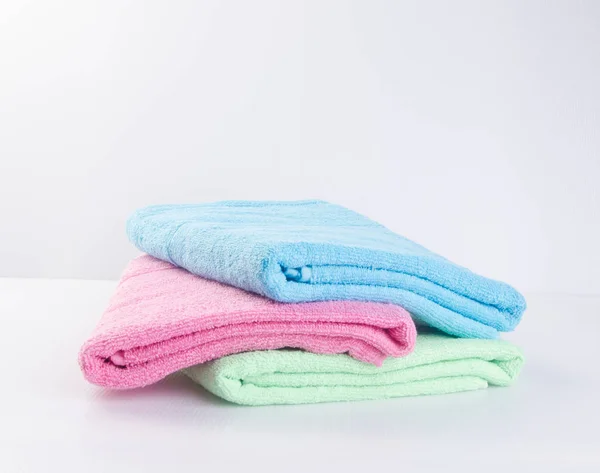 Handdoek of badhanddoek op een achtergrond. — Stockfoto