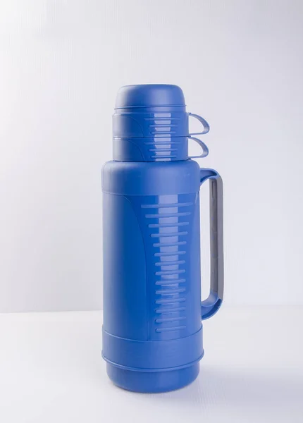 Frasco Thermos ou Plastic Thermos sobre fundo . — Fotografia de Stock