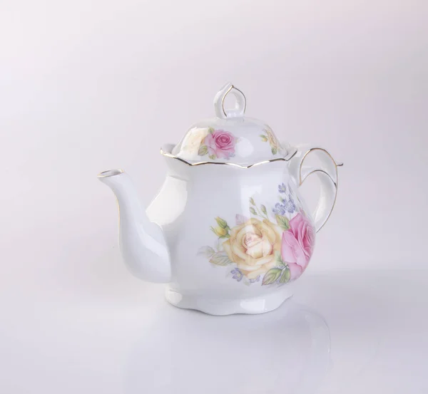 茶壶或背景上的陶瓷茶壶. — 图库照片