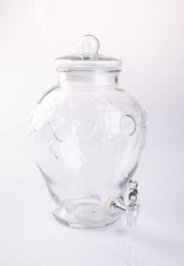 Bir arka plan üzerinde su kavanoz veya boş cam kavanoz.