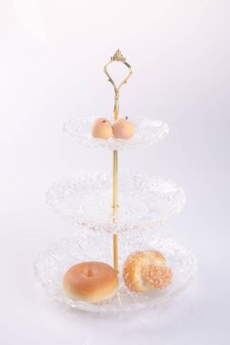 tepsi veya bir arka plan üzerinde üç katmanı servis tepsisi.