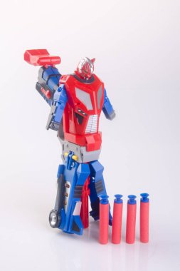 oyuncak tabanca veya oyuncak dart silah arka plan üzerinde.