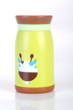 Termo veya bir arka plan üzerine termo şişesi.