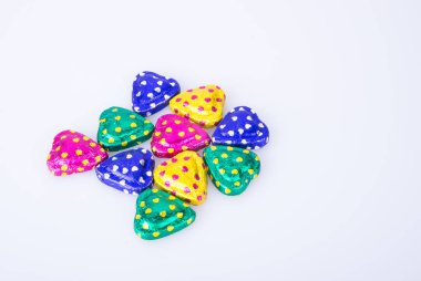 Çikolata ya da renkli kalp şekli bir arka plan üzerinde çikolata.