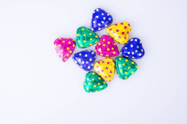 Çikolata ya da renkli kalp şekli bir arka plan üzerinde çikolata.