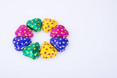 Çikolata ya da renkli kalp şekli bir arka plan üzerinde çikolata.