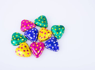 Çikolata ya da renkli kalp şekli bir arka plan üzerinde çikolata.