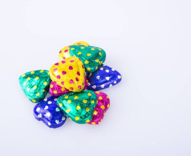 Çikolata ya da renkli kalp şekli bir arka plan üzerinde çikolata.