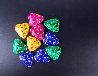 Çikolata ya da renkli kalp şekli bir arka plan üzerinde çikolata.