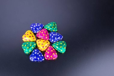 Çikolata ya da renkli kalp şekli bir arka plan üzerinde çikolata.