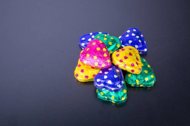 Çikolata ya da renkli kalp şekli bir arka plan üzerinde çikolata.