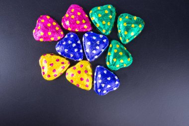 Çikolata ya da renkli kalp şekli bir arka plan üzerinde çikolata.