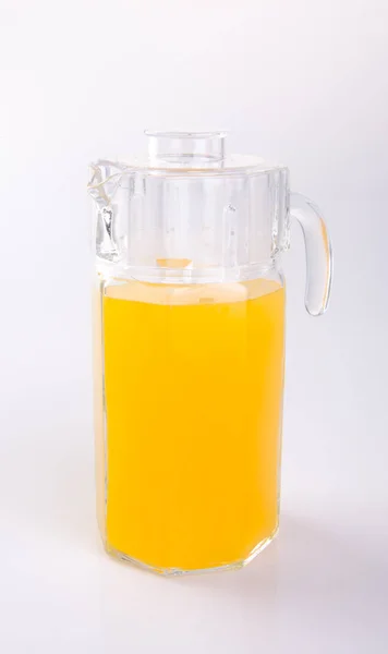 Jus d'orange in bril op witte achtergrond. — Stockfoto