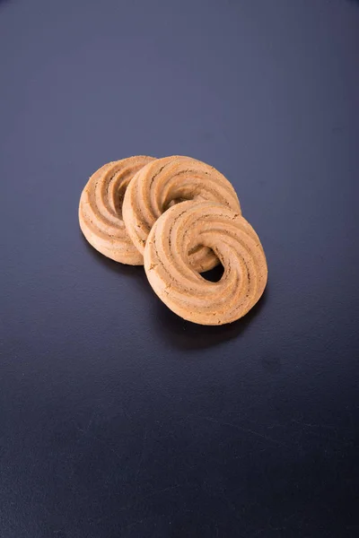 Galletas o galletas de anillo sobre un fondo . —  Fotos de Stock