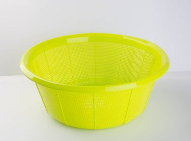 sepet veya bir arka plan üzerinde boş plastik sepet.