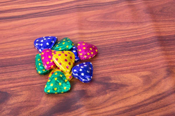 Chocolade of kleurrijke hart vorm chocolade op een achtergrond. — Stockfoto