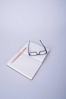defter ile gözlük ve kalem blackground üzerinde.