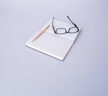 defter ile gözlük ve kalem blackground üzerinde.