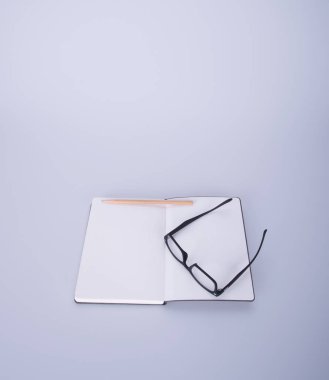 defter ile gözlük ve kalem blackground üzerinde.